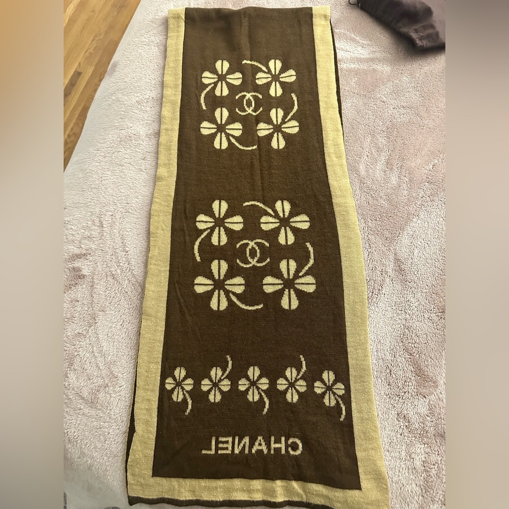 Vintage CHANEL scarf, 2 sides